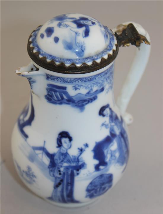 A Chinese export blue and white jug and cover, Kangxi period, 14cm, faults to handle and hinge